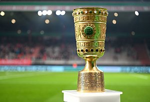 Trophäe im DFB-Pokal - Soeren Stache/dpa