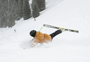 Ein Skifahrer st&uuml;rzt beim Fahren - Benjamin Nolte/dpa-tmn
