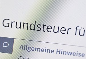 Das Wort Grundsteuer erscheint auf einem Computerbildschirm - Bernd Wei&szlig;brod/dpa