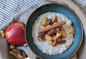 Milchreis mit Apfel, Zimt und N&uuml;ssen steht auf einem Tisch - Doreen Hassek/hauptstadtkueche.blogspot.com/dpa-tmn
