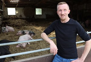 Michael Peine baut Salate und Kräuter in Wasserrinnen an
