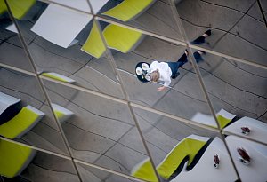 Das Spielgelbild einer Bedienung - Marijan Murat/dpa/dpa-tmn