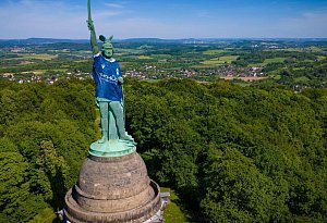 Das Hermannsdenkmal tr&auml;gt ein XXXL-Arminia-Trikot.