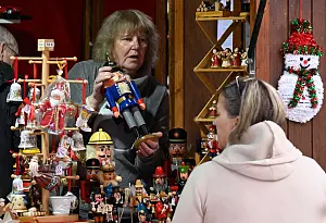 Bild zu Frühstarter-Weihnachtsmarkt in Essen: Glühwein im November