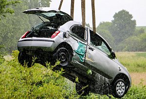 Unfall auf der B61 in Herford - Auto wird aus Fluss geborgen