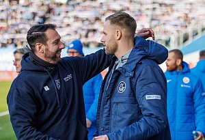 links Trainer Mitch Kniat (Arminia) begr&uuml;&szlig;t Trainer Daniel Brinkmann (Rostock); GER, FC Hansa Rostock vs. Arminia Bielef - IMAGO/Andy B&uuml;nning