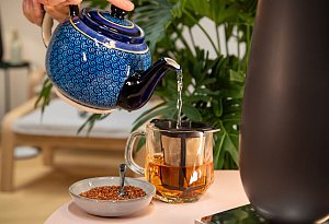 Ein Mann macht sich ein Glas Rooibos-Tee mit hei&szlig;em Wasser - Christin Klose/dpa-tmn