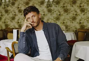 Bild zu Auch dank Tommi Schmitt: Hiddeser Grundschule hat einen neuen Kunstrasen