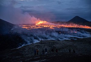 Lava tritt aus einer Spalte eines Vulkans bei Litli-Hr&uacute;tur aus - Marco Di Marco/AP/dpa-tmn