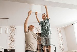 Vater und Sohn tapezieren gemeinam in der Wohnung - Elena Medoks/Westend61/dpa-tmn