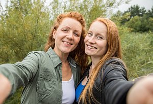 Zwei Frauen posieren für ein Selfie - Christin Klose/dpa-tmn