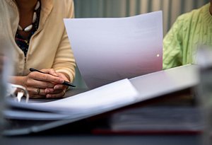 Zwei Frauen blicken auf Unterlagen - Nico Tapia/dpa-tmn