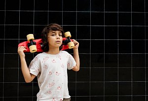 Selbstbewußter Junge trägt ein Skateboard auf seinen Schultern - Valentina Barreto/Westend61/dpa-tmn Selbstbewußter Junge trägt ein Skateboard auf seinen Schultern - Valentina Barreto/Westend61/dpa-tmn