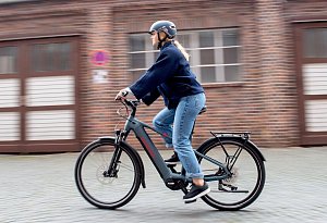 Eine junge Frau fährt auf einem E-Trekkingbike - Zacharie Scheurer/dpa-tmn Eine junge Frau fährt auf einem E-Trekkingbike - Zacharie Scheurer/dpa-tmn