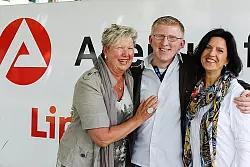 Freuen sich: Ulrike Schirrmeister, Markus Gergert und Arbeitsvermittlerin Dorit Rosenberg (von links). - &copy; Foto: privat
