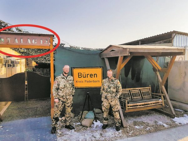 Umstrittenes Foto: Hauptmann Sebastian K. (l.) und Kompaniefeldwebel Marc E. – von der Redaktion unkenntlich gemacht – präsentieren im Bundeswehrcamp in Afghanistan stolz das Ortsschild von Büren. Links oben ist das Stammlager-Schild zu sehen. - © Stadt Büren