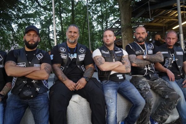Brothers MC Germany: Tim K. aus Horn-Bad Meinberg (zweite von links) mit seiner Rockergruppe - © Archivfoto - Werner Hoppe