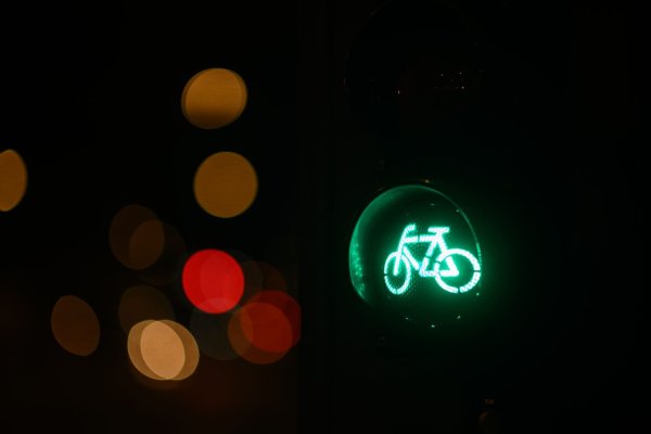 Die Radlerin fuhr laut Polizei ebenso wie der Autofahrer bei Grün. (Symbolbild) - © Robert Michael/dpa