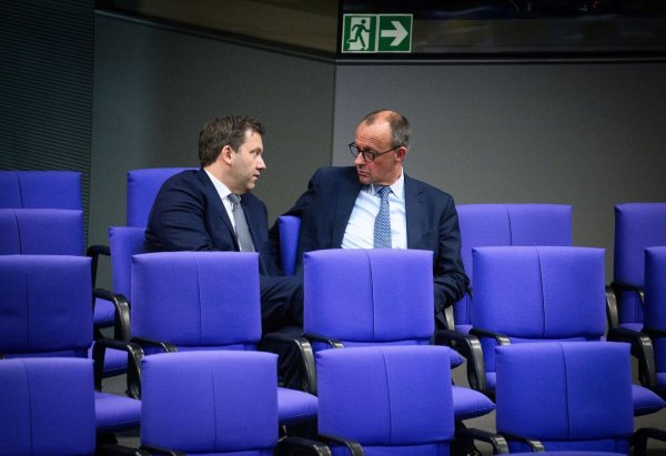 Nach der Finanzeinigung mit den Grünen beginnt für die Koalitionsverhandler das Ringen um die Details: SPD-Fraktionschef Klingbeil und Unionsfraktionschef Merz. - © Bernd von Jutrczenka/dpa