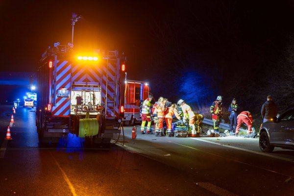 Einsatzkräfte kümmern sich nach dem Unfall auf der A52 um die Verletzten. - © Justin Brosch/dpa
