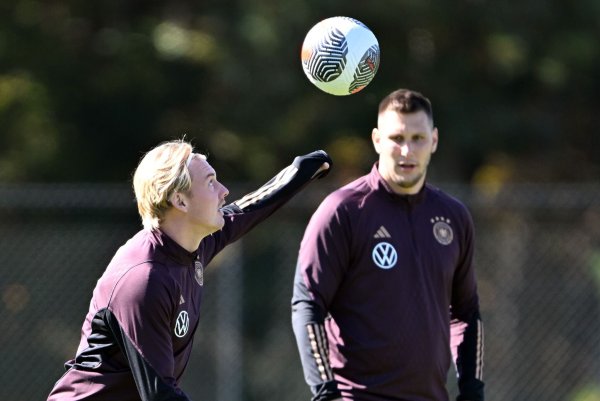 Von der Nationalmannschaft sind Julian Brandt (l) und Niklas Süle (r) gerade weit entfernt. - © Federico Gambarini/dpa