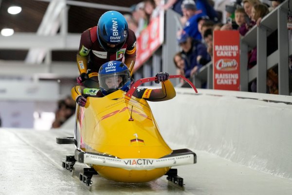 Laura Nolte (vorne) und Deborah Levi stehen vor ihrem ersten WM-Titel im Zweierbob. - © Seth Wenig/AP/dpa