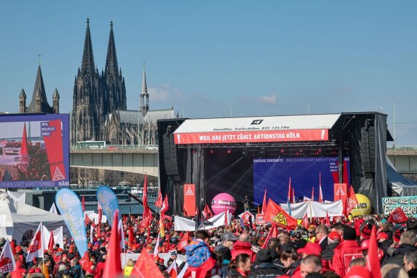 Demo für sichere Arbeitsplätze in der Industrie: Viele Tausend Menschen sind in Köln auf die Straßen gegangen. - © Thomas Banneyer/dpa