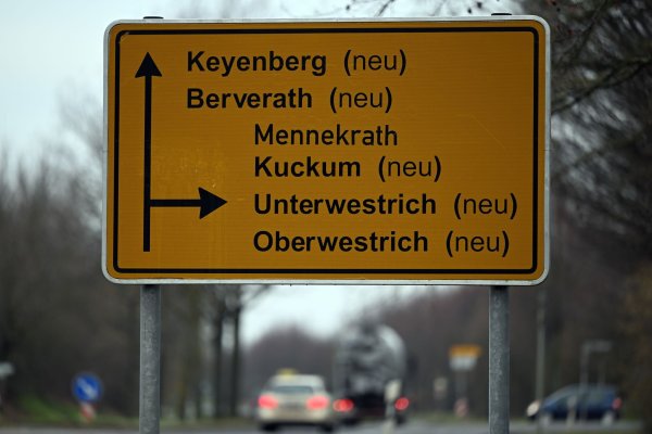 In Erkelenz am Braunkohletagebau Garzweiler werden neue Namen für Dörfer gesucht. Wegen des vorgezogenen Endes der Braunkohleförderung haben Dörfer, die doch nicht abgebaggert werden, und Orte mit den Umsiedlern denselben Namen. (Archivfoto) - © Federico Gambarini/dpa