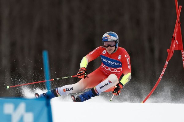 Marco Odermatt bleibt das Maß der Dinge im Gesamtweltcup. - © Gabriele Facciotti/AP/dpa