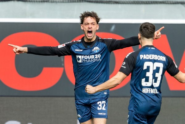 Paderborns Aaron Zehnter (l) bejubelt sein 1:0. - © David Inderlied/dpa