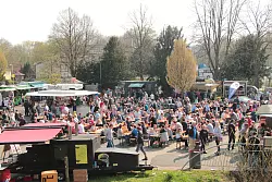 Bald gibts wieder Streetfood: Zum Bruchmarkt wird die Bleiche zur Schlemmermeile, wie hier beim Ostermarkt im April dieses Jahres. F&uuml;r n&auml;chstes Wochenende sind bis zu 25 Food-St&auml;nde geplant. Welche Trucks anr&uuml;cken und ihre au&szlig;ergew&ouml;hnlichen K&ouml;stlichkeiten servieren, will der Veranstalter in K&uuml;rze bekanntgeben. - &copy; Till Brand