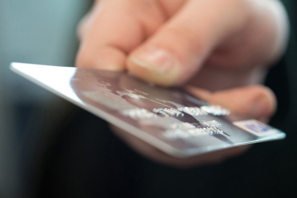 Mit der Karte bezahlen - © Foto: Andrea Warnecke/dpa-tmn