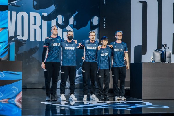 Rogue hat es als einziger Vertreter der europäischen LoL-Liga LEC ins Viertelfinale der LoL-Worlds geschafft, mit drei Niederlagen in Folge bleibt die Freude aber aus. - © Colin Young-Wolff/Riot Games/dpa