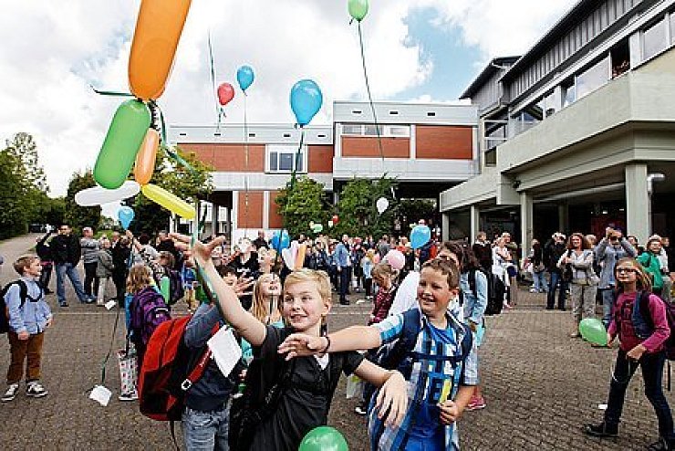 Fröhlich-bunter Start: Zum Auftakt der Sekundarschule durften die neuen Schüler Luftballons steigen lassen. Dummerweise war das Gas über Nacht aus den vorbereiteten Ballons entwichen, so dass das Kollegium gestern Morgen nachpumpen musste. Foto: Preuss