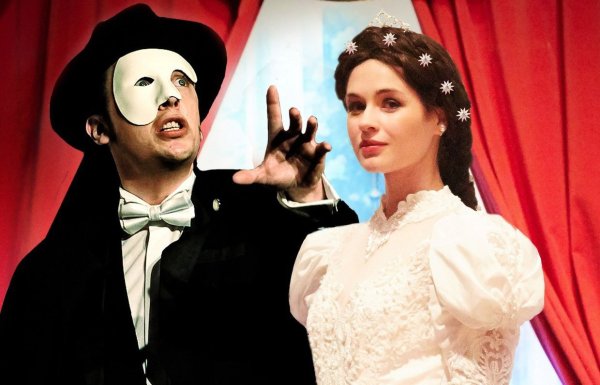 Ergreifender Auftritt: Das Phantom der Oper trifft im Bad Meinberger Kurtheater am Samstag auf Sissi. - © Privat