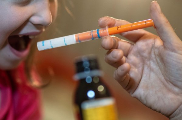 Unter anderem Schmerzsäfte für Kinder waren während der letzten Infektionswellen im Winter knapp. - © Hendrik Schmidt/dpa