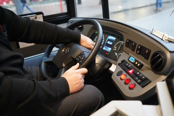 Beschäftigte im öffentlichen Nah- und Fernverkehr sind besonders oft von Angriffen bei der Arbeit betroffen. - © Marcus Brandt/dpa