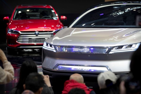 Der chinesische E-Autobauer BYD soll vom chinesischen Staat massive Subventionen erhalten haben. - © Mark Schiefelbein/AP/dpa