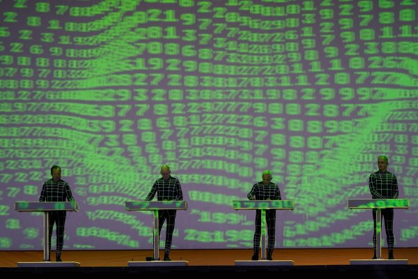 Ralf Hütter (l-r), Henning Schmitz, Fritz Hilpert und Falk Grieffenhagen von Kraftwerk auf der Bühne. - © Alberto Pezzali/Invision/AP/dpa