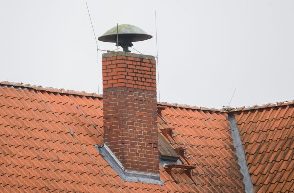 Eine Sirene steht auf dem Dach einer Grundschule in der Region Hannover. - © Julian Stratenschulte/dpa