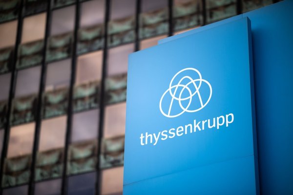 Der Schriftzug «thyssenkrupp» ist auf einem Schild vor der Konzernzentrale zu sehen. - © Jonas Güttler/dpa