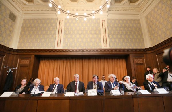 Die Auschwitz-Überlebenden Erna de Vries (2.v.l.-r), Leon Schwarzbaum, Nebenklageanwalt Cornelius Nestler, Christoph Heubner, Exekutiv Vizepräsident des Internationalen Auschwitz Komitees, Nebenklageanwalt Thomas Walther, und die Auschwitz-Überlebenden Hedy Bohm und William Glied gaben am 17. Juni eine Pressekonferenz im Landgericht in Detmold. - © dpa