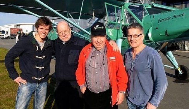 Pilot Clemens Rüthe, Axel Sauer und Klaus Hessenmüller (Förderverein Fieseler Storch) und Flughafenchef Elmar Kleinert (v. l.). - © FOTO: MARC KÖPPELMANN