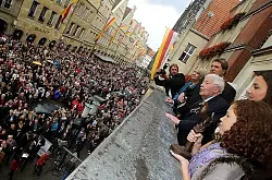 Der Altkanzler zeigte sich auf dem Balkon des Alten Rathauses in M&uuml;nster. Rechts neben ihm Emma Luisa von "Children for a better world". - &copy; FOTO: DPA