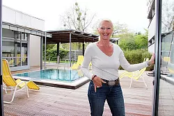 Badleiterin Petra Rickert zeigt den Au&szlig;enbereich der Sauna, der jetzt allen Badeg&auml;sten zur Verf&uuml;gung steht. - &copy; Foto: Gr&ouml;ne