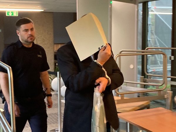 Der Angeklagte im Prozess ohne Leiche wird zum Gerichtssaal geführt. Das Landgericht hatte ihn wegen Mordes verurteilt. Das Urteil ist nach der verworfenen Revision rechtskräftig. (Archivbild) - © Carsten Linnhoff/dpa