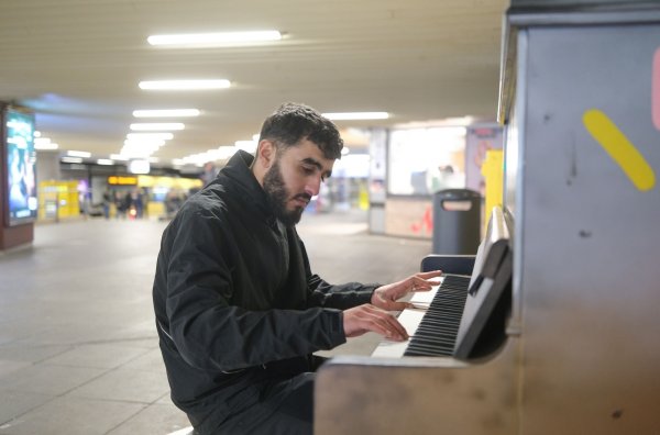 Abdul Rahman Al Ali aus Syrien spielt an einer U-Bahn Haltestelle in Stuttgart auf einem open Piano. Das Instrument ist dort für Jedermann zugänglich. (Archivfoto) - © Bernd Weißbrod/dpa