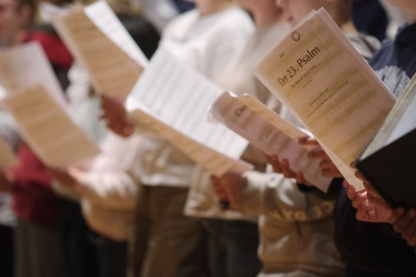 Gericht kippt Kündigung eines Chorleiters: Ein alleiniger Kirchenaustritt rechtfertigt die Entlassung nicht und verstößt gegen das Allgemeine Gleichbehandlungsgesetz (AGG). - © Sebastian Willnow/dpa/dpa-tmn