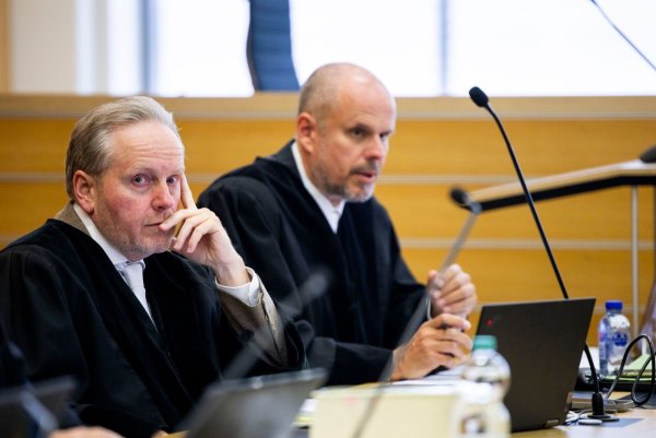 Die Staatsanwaltschaft Braunschweig fordert zum Ende des Strafprozesses im VW-Abgasskandal Gefängnisstrafen. - © Michael Matthey/dpa-Pool/dpa
