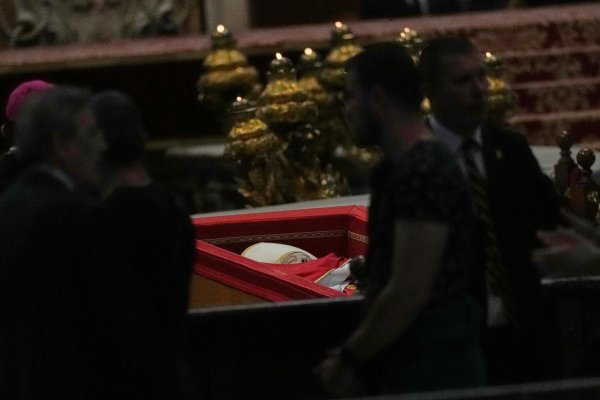 Bevor der Sarg von Franziskus geschlossen wurde, konnten Menschen im Petersdom Abschied nehmen. - © Antonio Calanni/AP/dpa
